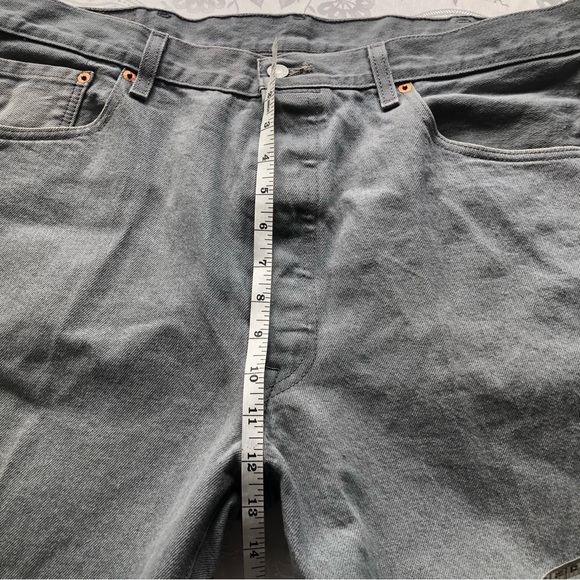 Levi’s 501 Men’s Size W40/L30 Gray Silver Jeans Denim Pants Button-Fly Straight - Picture 6 of 16
